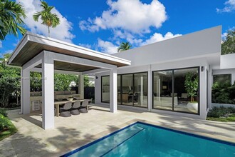 10 Pinta Rd in Miami, FL - Building Photo - Building Photo