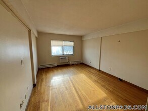 1110 Commonwealth Ave, Unit 205 in Boston, MA - Foto de edificio - Building Photo