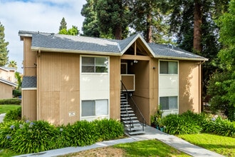 Lund Garden Apartments in Hayward, CA - Foto de edificio - Building Photo