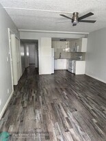 751 Pine Dr in Pompano Beach, FL - Building Photo