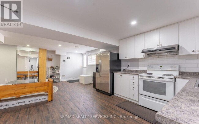 141 Whitwell Dr in Brampton, ON - Building Photo - Building Photo