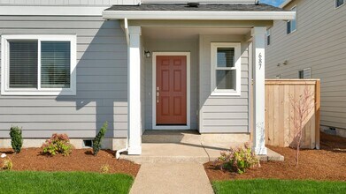 687 Pickering Ln in Woodburn, OR - Building Photo - Building Photo