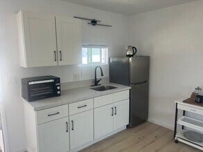 10057 San Juan Ct, Unit FV Studio in Fountain Valley, CA - Building Photo - Building Photo