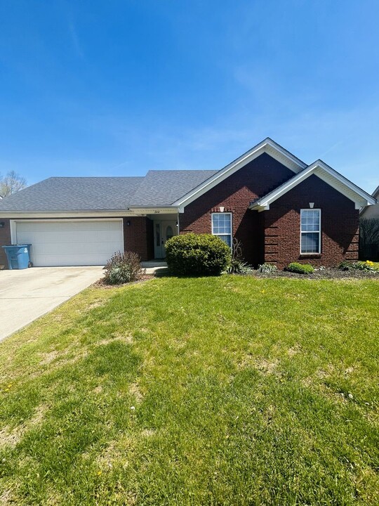 244 Clover Cove Dr in Shepherdsville, KY - Foto de edificio