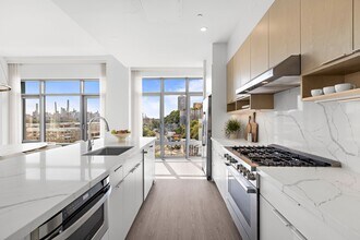 143 Old River Rd in Edgewater, NJ - Building Photo - Building Photo