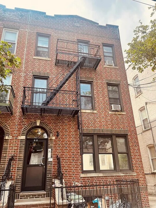 34-52 30 street in Astoria, NY - Building Photo