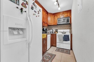 4845 NW 7th St, Unit 309 in Miami, FL - Foto de edificio - Building Photo