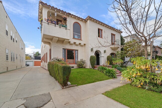 429 N Gardner St, Unit 431 in Los Angeles, CA - Building Photo - Building Photo