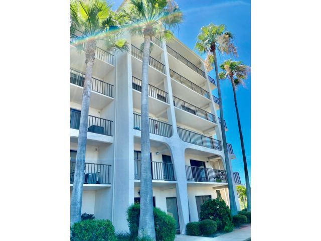 2090 N Atlantic Ave-Unit -207 in Cocoa Beach, FL - Foto de edificio