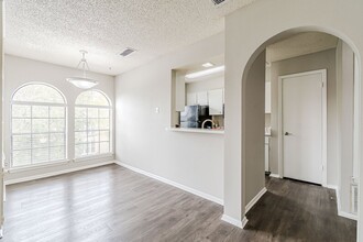 French Place Apartments in San Antonio, TX - Building Photo - Building Photo