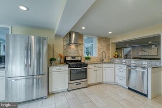 1206 Riggs Ct in Woodbridge, VA - Foto de edificio - Building Photo