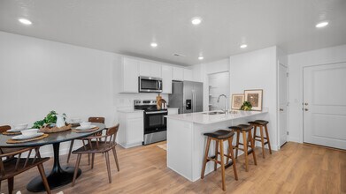 1694 S Wahweap Way in Washington, UT - Building Photo - Building Photo