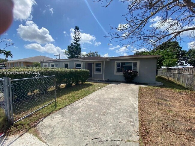 10470 SW 172nd St in Miami, FL - Building Photo - Building Photo