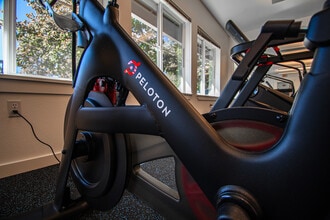 Troutdale Terrace in Troutdale, OR - Foto de edificio - Building Photo