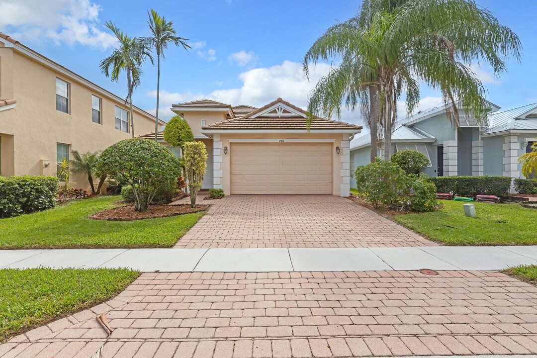 286 Mulberry Grove Rd in Royal Palm Beach, FL - Building Photo