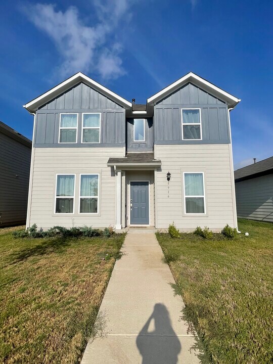 5916 Jennifer Pasture Path in Del Valle, TX - Foto de edificio