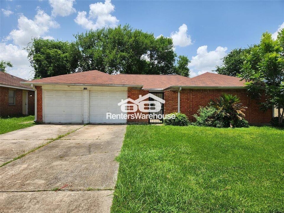 1359 Tenderden Dr in Channelview, TX - Foto de edificio