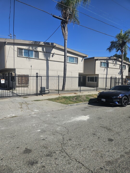 417 W Almond St in Compton, CA - Foto de edificio