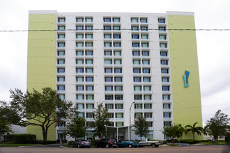 540 Town Center in St. Petersburg, FL - Building Photo - Building Photo