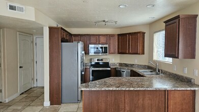 56 E Resaca Dr in Sandy, UT - Foto de edificio - Building Photo