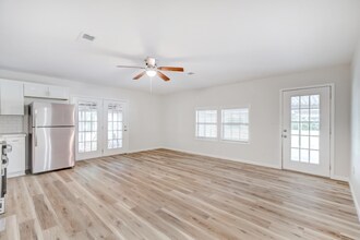 823 Boston Ave in Nederland, TX - Foto de edificio - Building Photo