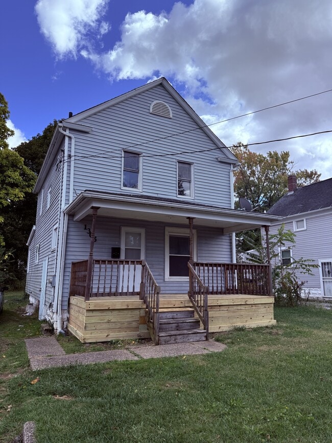 1305 Curtis St