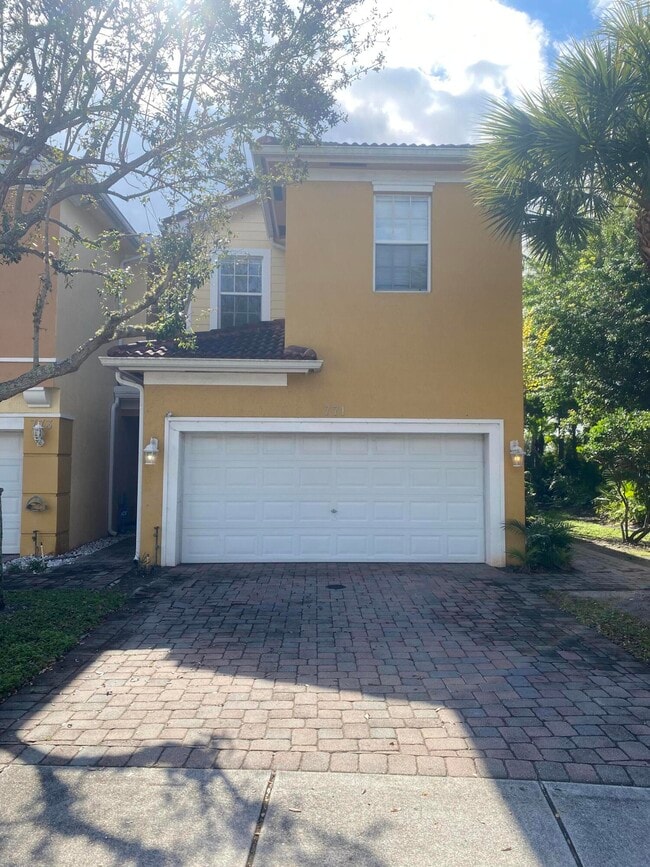 property at 771 Pipers Cay Dr