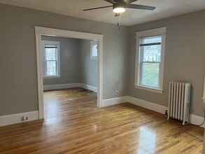 81 Brantwood Rd, Unit 2 in Worcester, MA - Foto de edificio - Building Photo