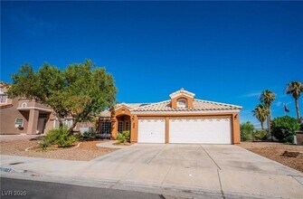 8117 Creek Water Ln in Las Vegas, NV - Building Photo - Building Photo