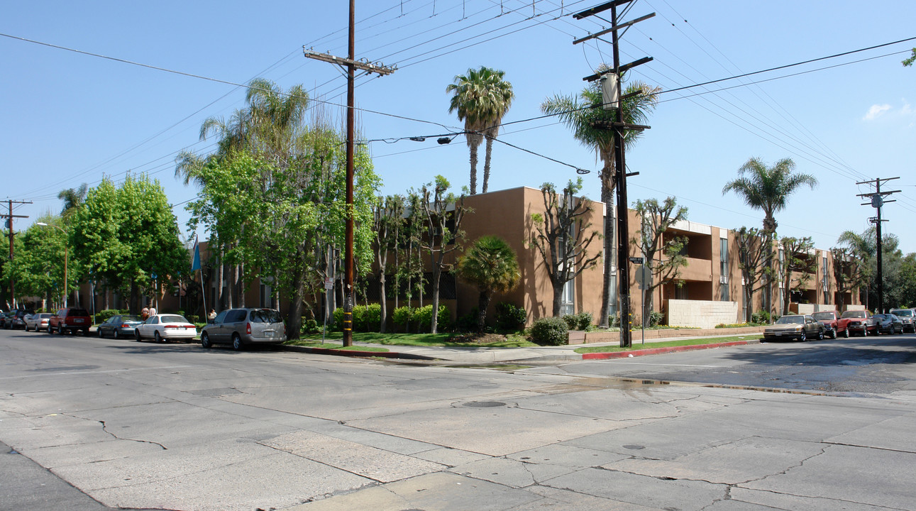 Columbus Gardens in San Fernando, CA - Foto de edificio