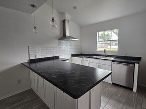 923 McIlvaine, Unit 102 in San Antonio, TX - Foto de edificio - Building Photo