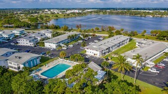 2004 Lake Osborne Dr, Unit 4 in Lake Worth Beach, FL - Building Photo