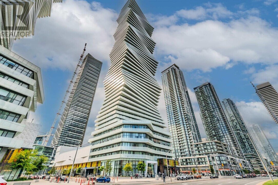 3900 Confederation Pkwy in Mississauga, ON - Building Photo