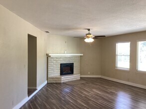 4491 W Vandegrift Ave in Fresno, CA - Building Photo - Building Photo