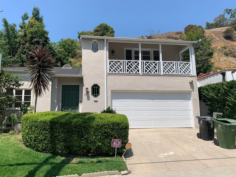 2423 Canyon Dr in Los Angeles, CA - Building Photo