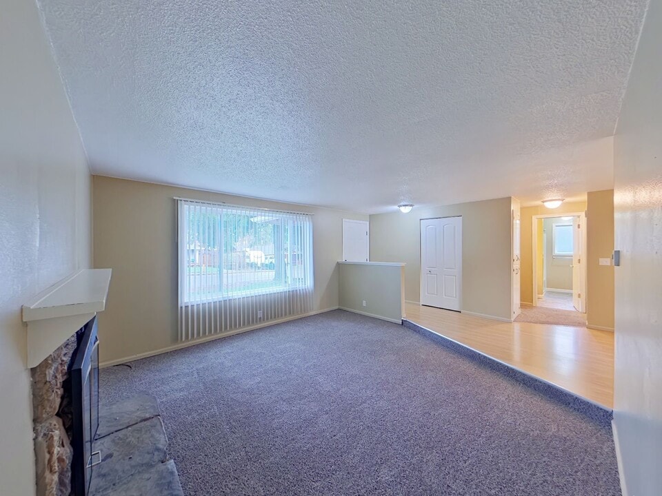 24798 Parkside Dr in Veneta, OR - Building Photo