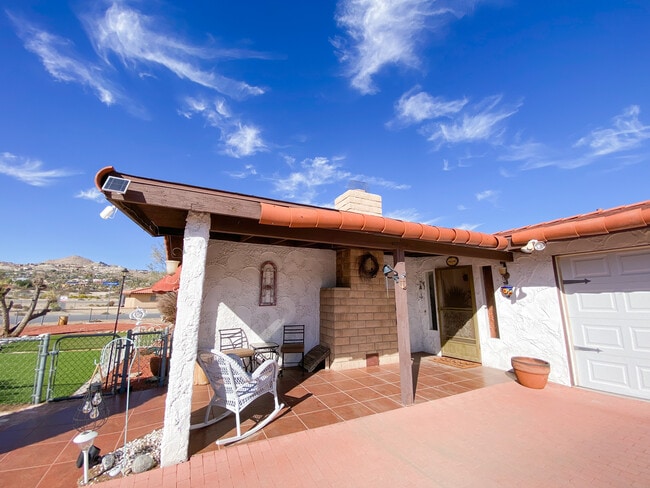6817 Warren Vista Ave in Yucca Valley, CA - Foto de edificio - Building Photo