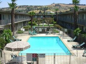 Parklane Apartments in San Leandro, CA - Building Photo