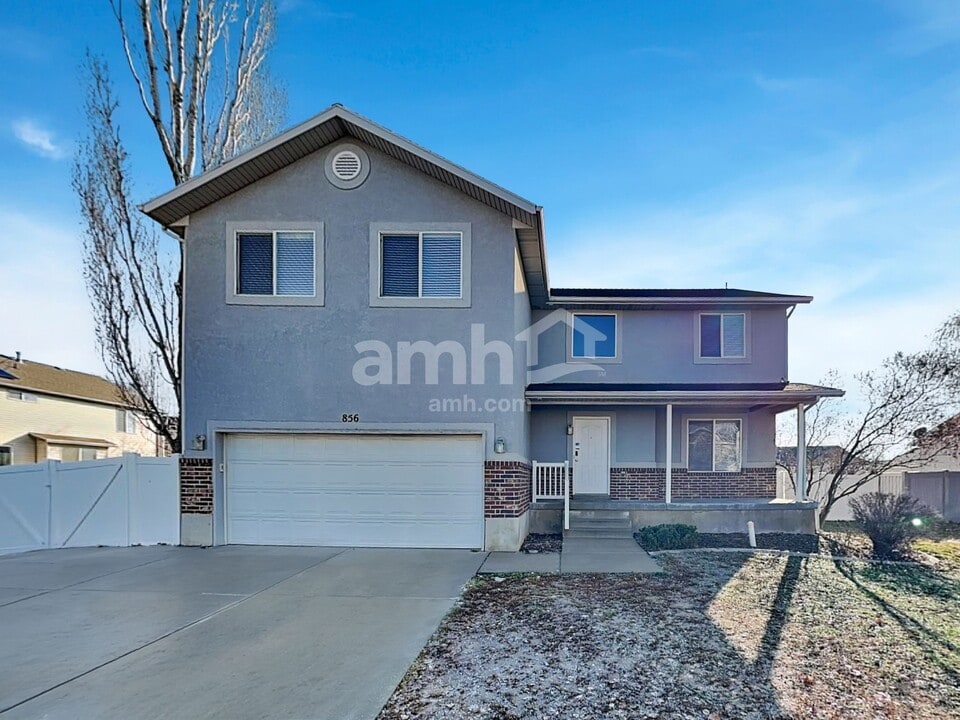 856 E 2150 S in Clearfield, UT - Foto de edificio