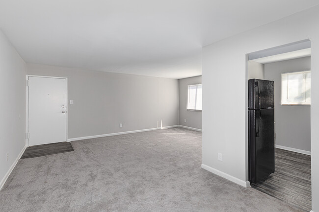 Regency Court Apartments in Suitland, MD - Building Photo - Interior Photo