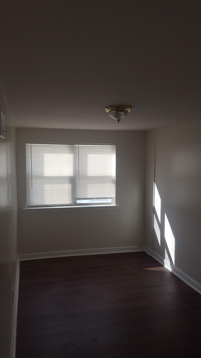 7936 Forrest Ave in Philadelphia, PA - Building Photo - Building Photo