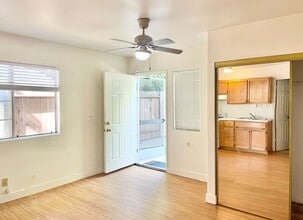 362 Ralcam Pl in Costa Mesa, CA - Building Photo - Building Photo