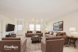 1061 Crestview Dr in Hutchins, TX - Foto de edificio - Building Photo