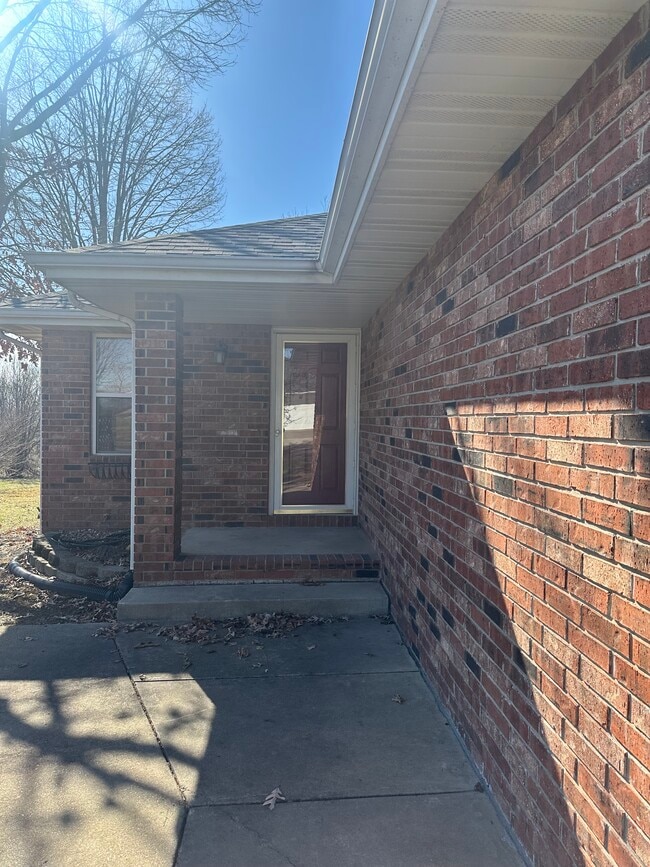 1256 W Bluegrass Rd in Nixa, MO - Foto de edificio - Building Photo