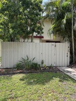 3032 S Oakland Forest Dr in Oakland Park, FL - Building Photo