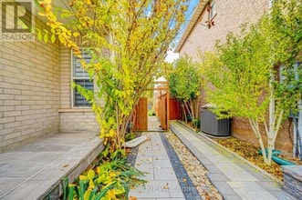 2470 Nichols Dr in Oakville, ON - Building Photo - Building Photo