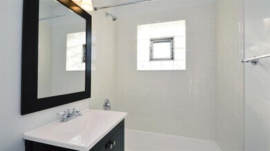 648 Elgin Ave, Unit Second Floor in Forest Park, IL - Building Photo - Building Photo