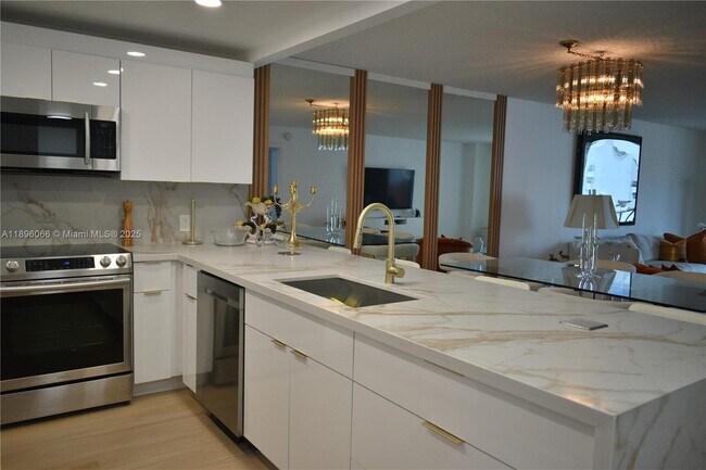 1865 S Ocean Dr in Hallandale Beach, FL - Foto de edificio - Building Photo