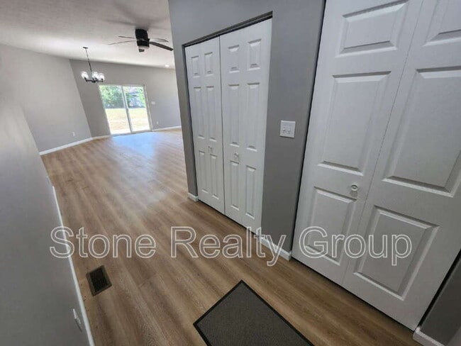 1162 W Ewing St in Clinton, IN - Building Photo - Building Photo