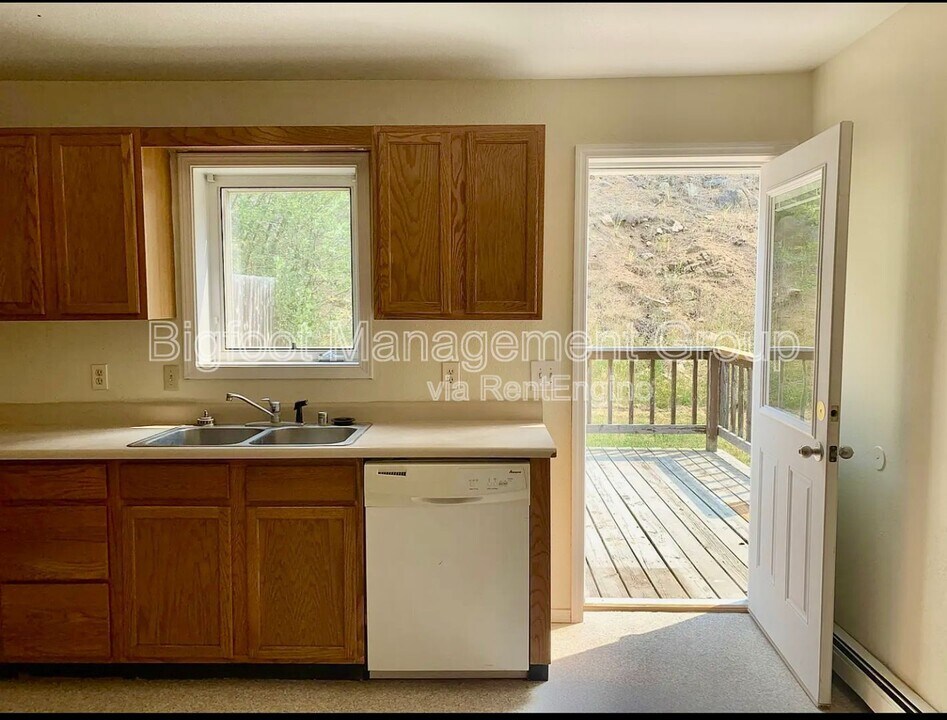 470 Hwy 282 in Clancy, MT - Building Photo